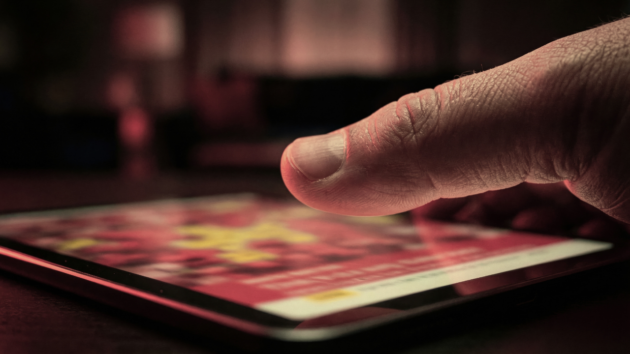 persona navegando en celular